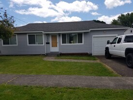 1905 TUALATIN ST in Saint Helens, OR - Building Photo