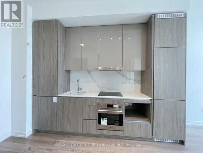 28 Interchange Wy in Vaughan, ON - Building Photo - Building Photo