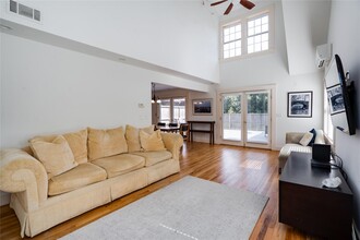 41 Sunset Ave-Unit -2 in Westhampton Beach, NY - Foto de edificio - Building Photo