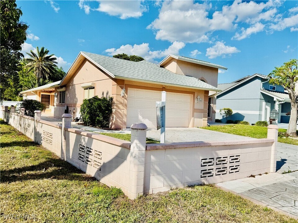 603 92nd Ave N in Naples, FL - Building Photo