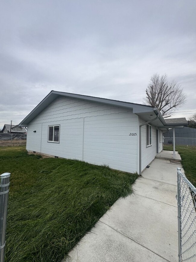 2005 Ledwich Ave in Yakima, WA - Building Photo - Building Photo