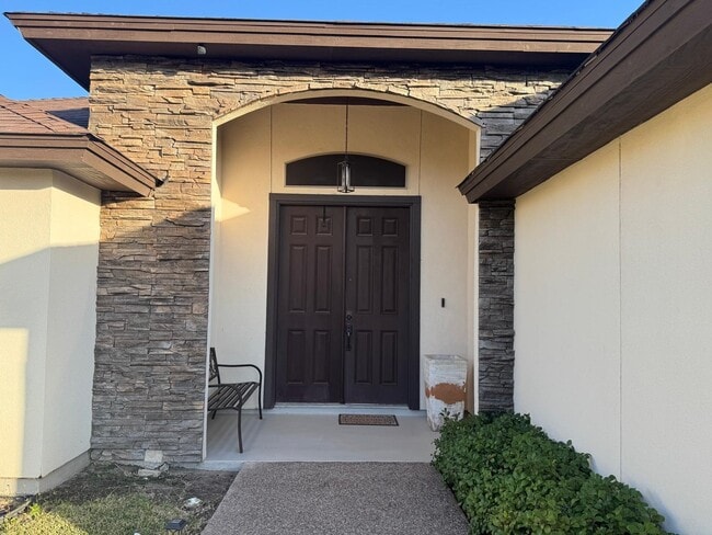 207 Desert Palm Dr in Laredo, TX - Building Photo - Building Photo