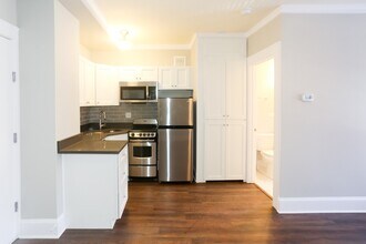 817 W Lakeside Pl in Chicago, IL - Building Photo - Building Photo