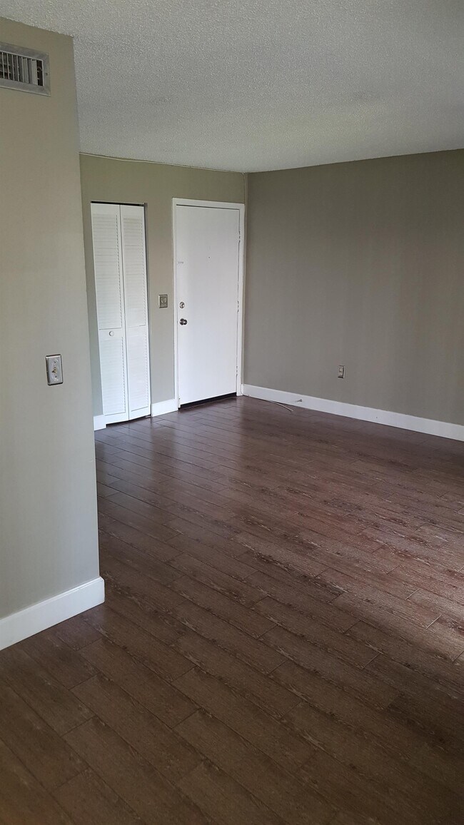 9003 Westchester Cir in Tampa, FL - Building Photo - Building Photo