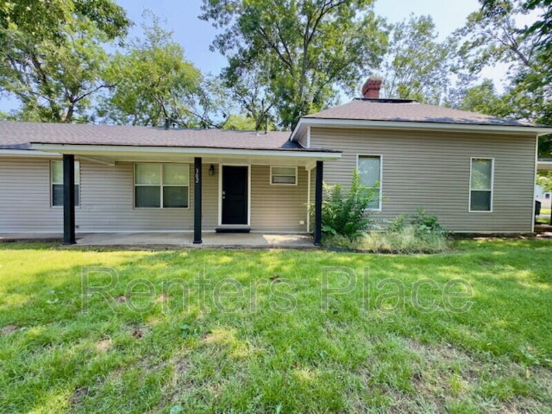 302 W 8th St in Claremore, OK - Foto de edificio