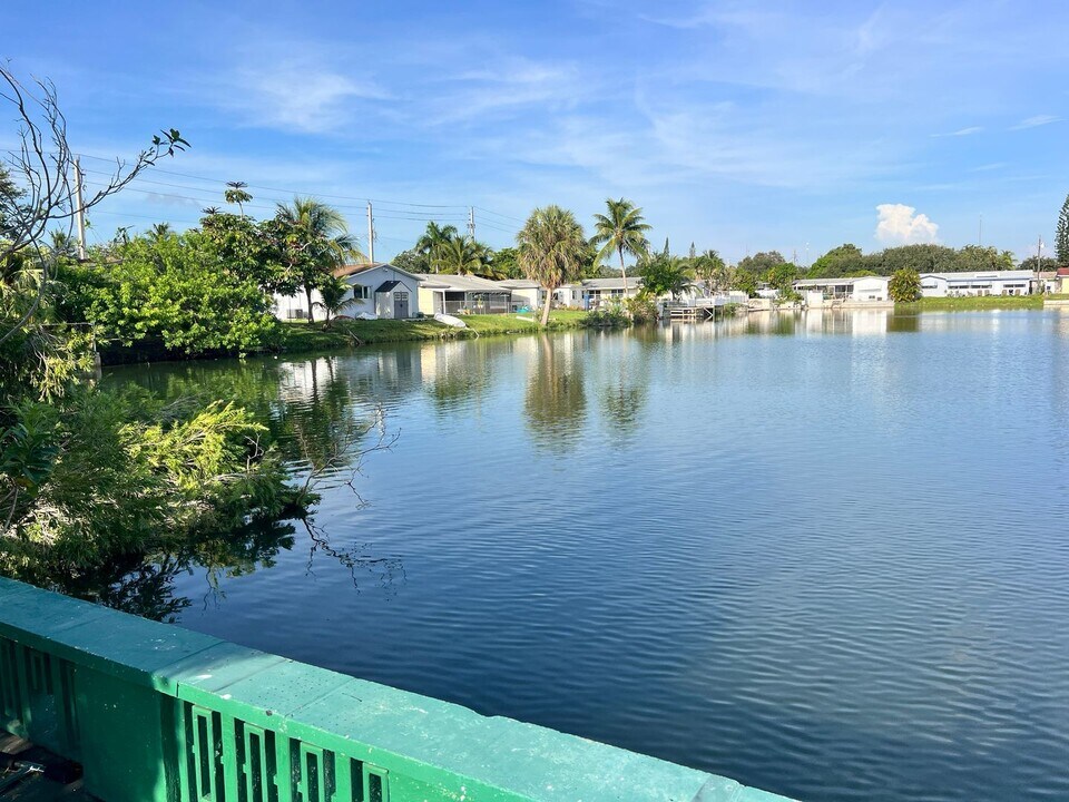 260 SW 8th Ave in Hallandale Beach, FL - Building Photo