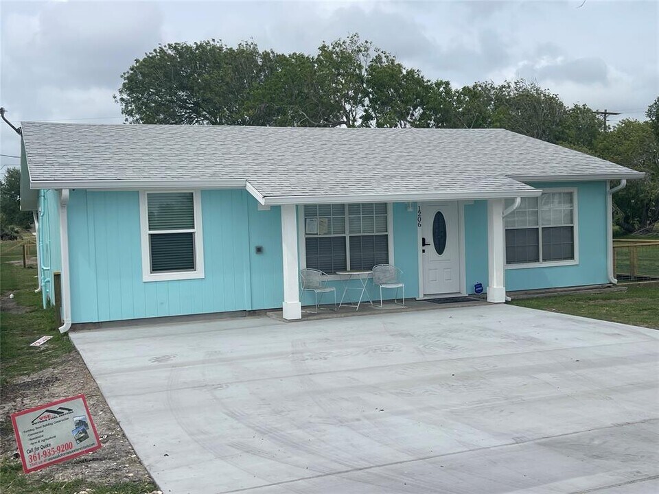 1206 W Baltimore Ave in Seadrift, TX - Building Photo