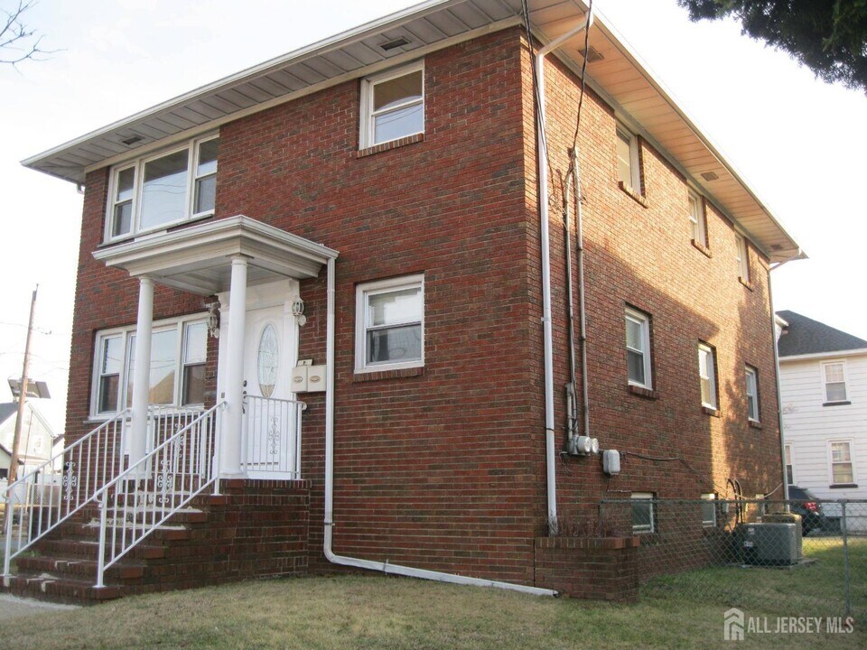 105 Washington Ave in Carteret, NJ - Building Photo