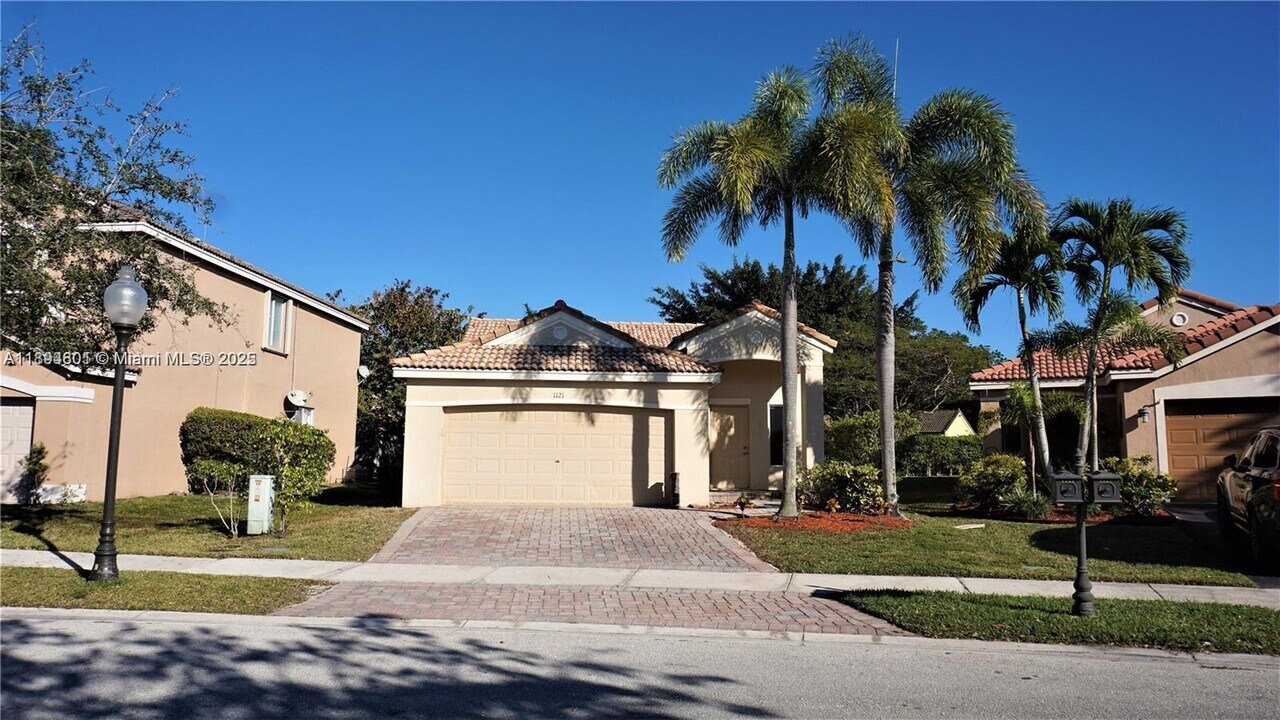 1121 Alexander Bend in Weston, FL - Building Photo