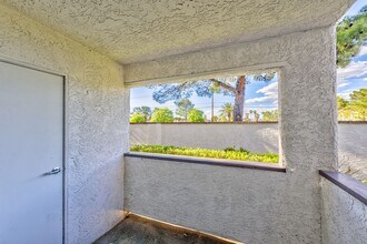 6617 W Tropicana Ave in Las Vegas, NV - Foto de edificio - Building Photo