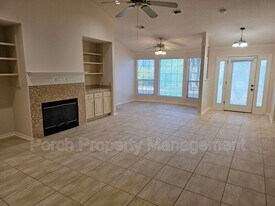303 Shoreline Dr in Gulf Breeze, FL - Building Photo