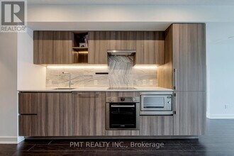 19-919 Bathurst St in Toronto, ON - Building Photo - Building Photo