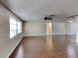 6041 9th Ave in New Port Richey, FL - Building Photo