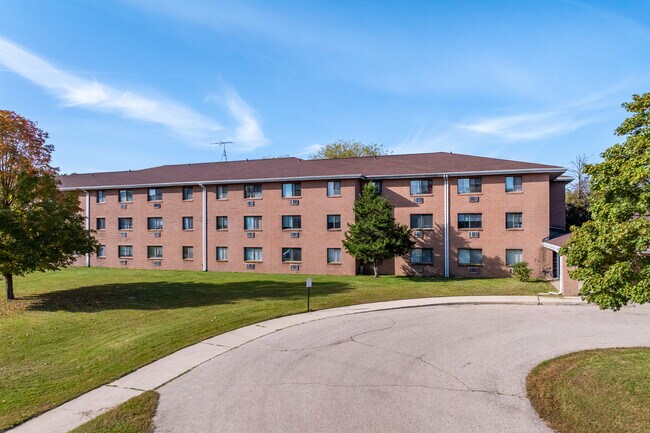 Deer Crossing Apartments in West Bend, WI - Building Photo - Building Photo