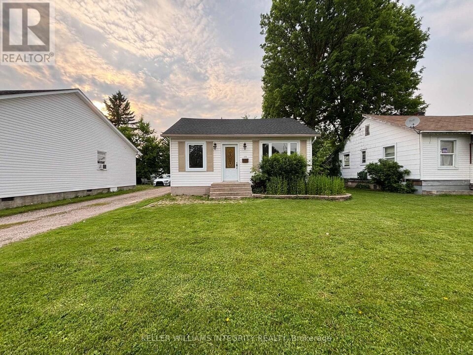 158 Cameron Ave in Renfrew, ON - Building Photo