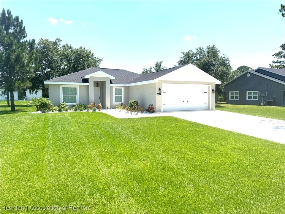 6982 Mexican Hat Dr in Sebring, FL - Building Photo