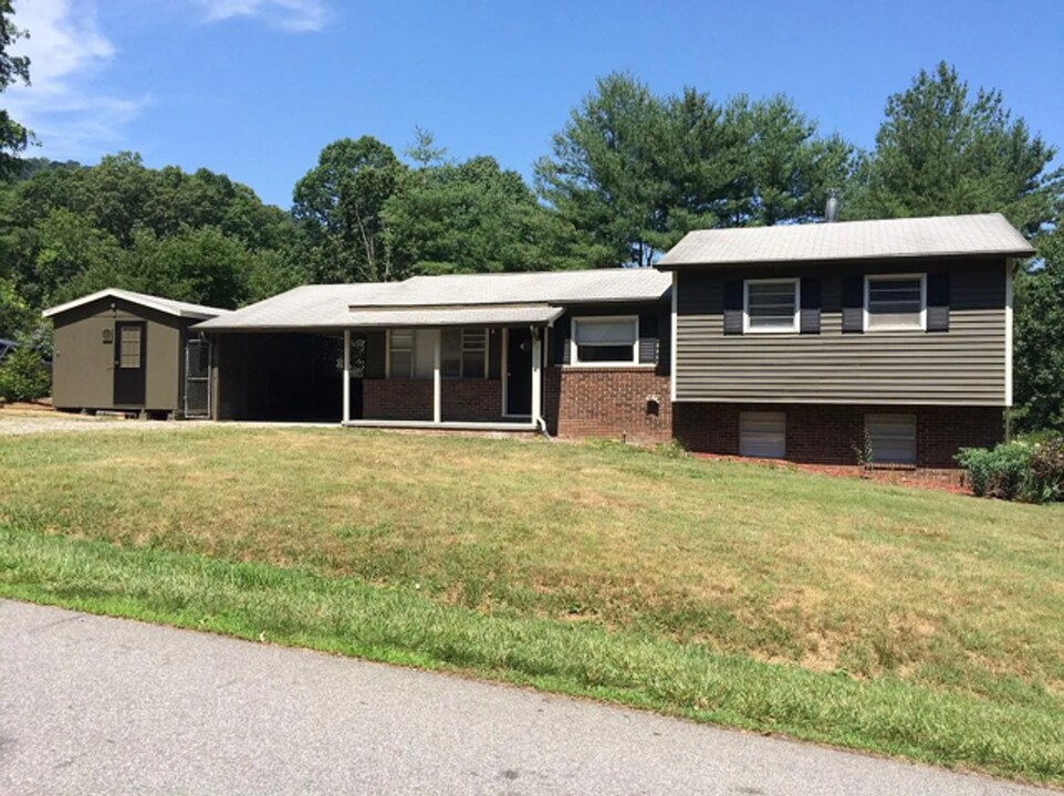 25 Brown Rd in Asheville, NC - Building Photo
