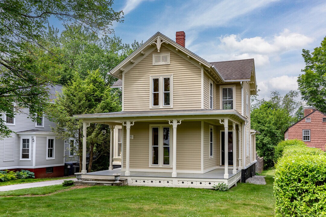 44 Meadow St in Litchfield, CT - Building Photo