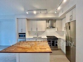 4380-4380 Lakeshore Rd in Kelowna, BC - Building Photo