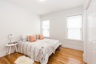 4 Osgood St, Unit 2 in Somerville, MA - Building Photo - Building Photo