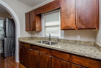 8158 Niles St in Houston, TX - Foto de edificio - Building Photo