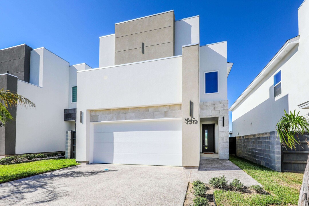 7512 Cresta Bella St in Laredo, TX - Building Photo