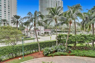 20000 E Country Club Dr in Aventura, FL - Building Photo - Building Photo