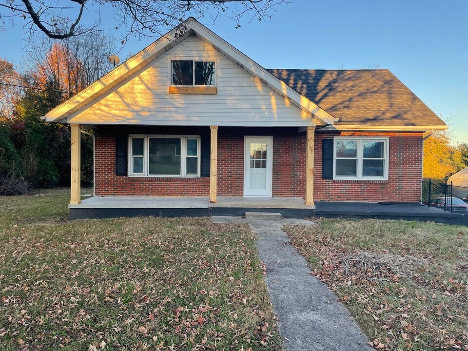 109 Tween Hills Rd in Bristol, TN - Building Photo