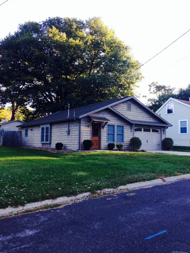 1417 E Moneta Ave in Peoria Heights, IL - Foto de edificio - Building Photo