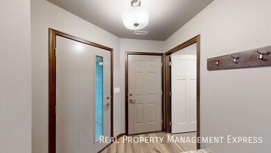 Bright, Spacious, and Move-In Ready 2-Bedroom Townhome in Sioux Falls, SD - Building Photo - Building Photo