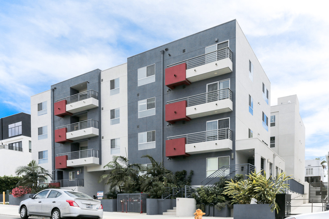 5026 Rosewood Ave in Los Angeles, CA - Building Photo
