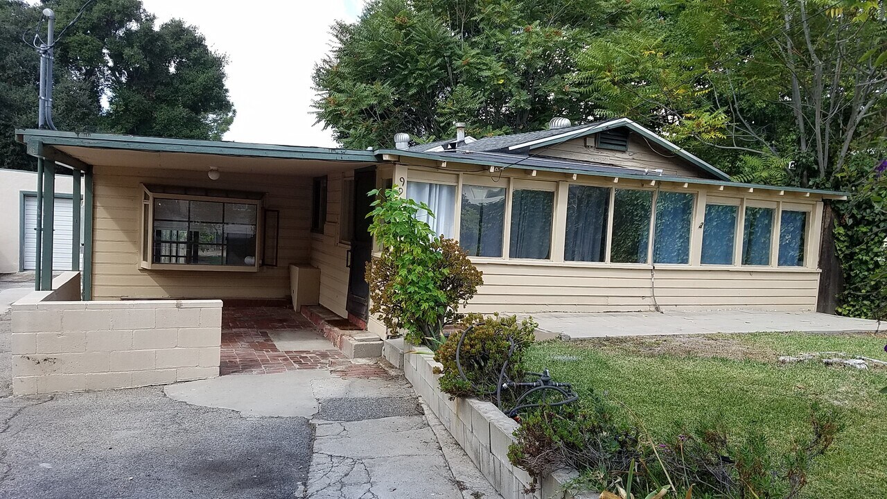 9915 Zitto Ln in Los Angeles, CA - Building Photo