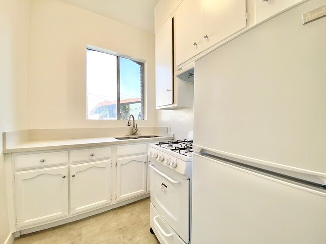 property at 1327 Magnolia Ave
