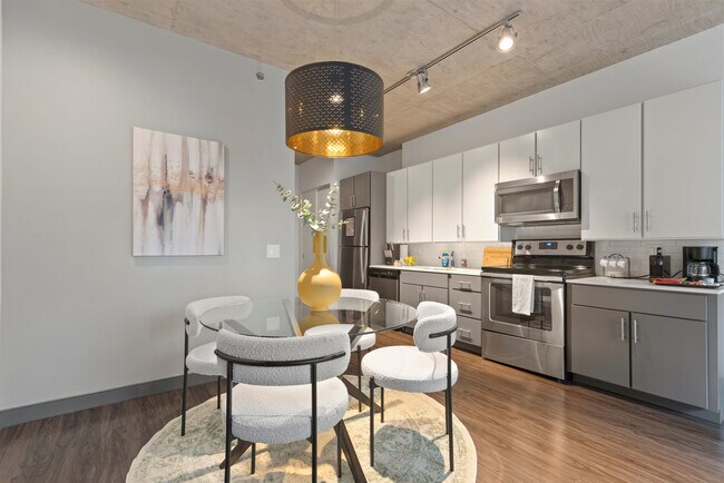 215 W Lake St in Chicago, IL - Building Photo - Building Photo