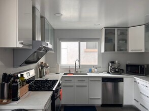 11627 Chenault St, Unit 2 in Los Angeles, CA - Foto de edificio - Building Photo