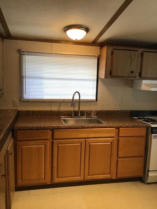 104 Marina Way in Greentown, PA - Foto de edificio - Building Photo