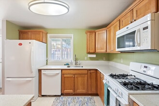 5330 SW Mayfair Ct in Beaverton, OR - Building Photo - Building Photo