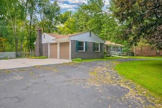 32447 Six Mile Rd in Livonia, MI - Building Photo - Building Photo