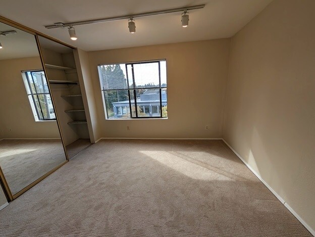 7850 E Green Lake Dr N, Unit 305 in Seattle, WA - Building Photo