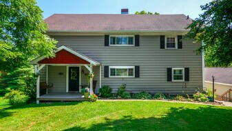 11220 Vista Dr, Unit 1st Floor in Hiram, OH - Building Photo