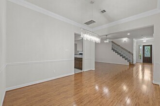 2919 Royal Oaks Grove in Houston, TX - Foto de edificio - Building Photo