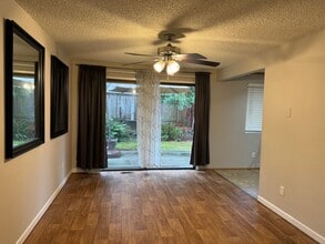 11524 38th Dr SE in Everett, WA - Foto de edificio - Building Photo