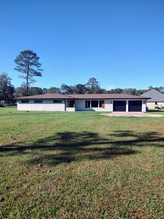 105 Rolling Hills Dr in Lumberton, TX - Building Photo