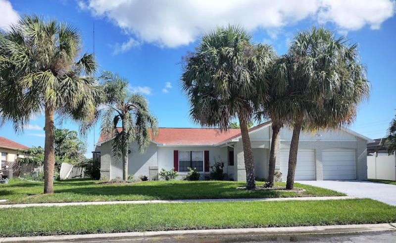 2837 Blossom Lake Dr in Holiday, FL - Foto de edificio