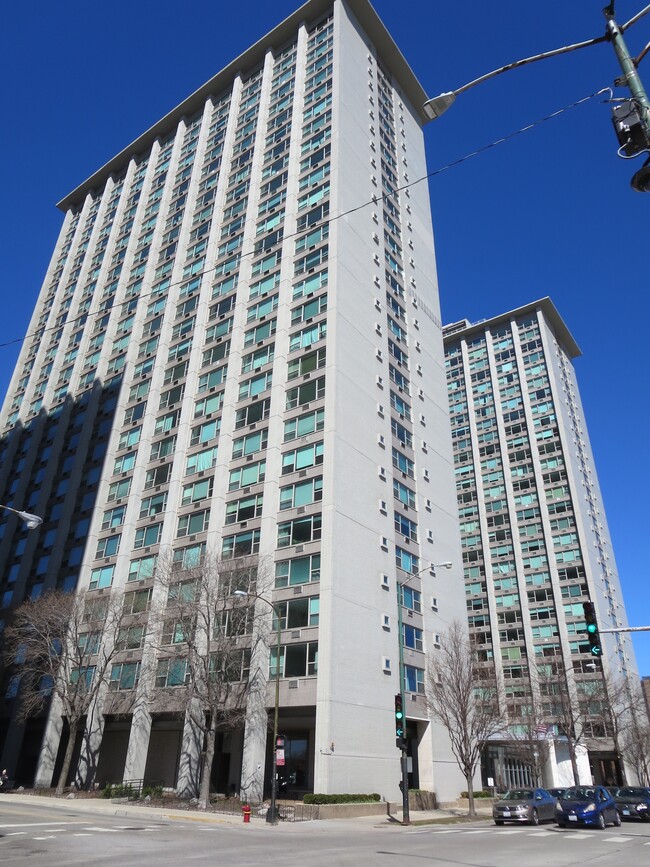 3600 N Lake Shore Dr, Unit 2809 in Chicago, IL - Foto de edificio - Building Photo