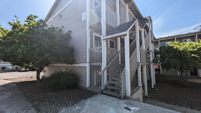 Salem Parkway Apartments in Salem, OR - Building Photo - Building Photo