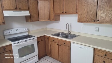 309 Ash Ct, Unit C in Dekalb, IL - Foto de edificio - Building Photo