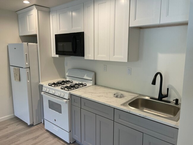 7136 Forest Hills Rd in Canoga Park, CA - Building Photo - Building Photo