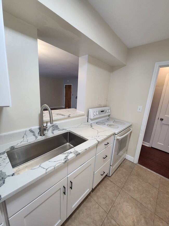13797 Cedar Rd, Unit 201 in South Euclid, OH - Foto de edificio - Building Photo