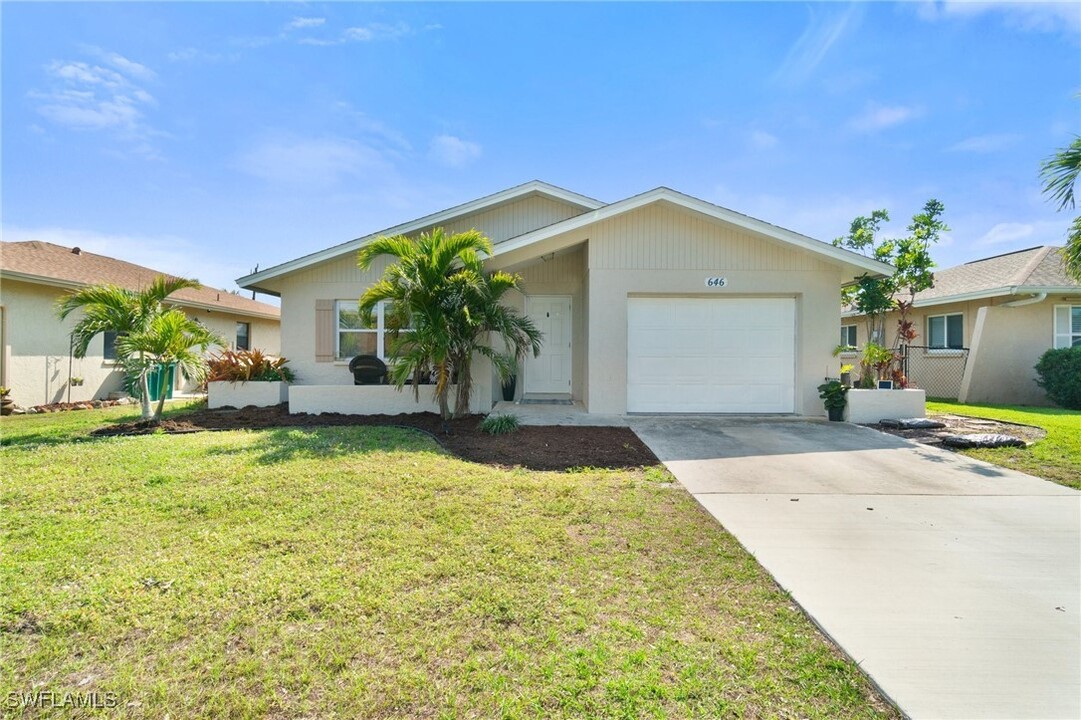 646 99th Ave N in Naples, FL - Foto de edificio